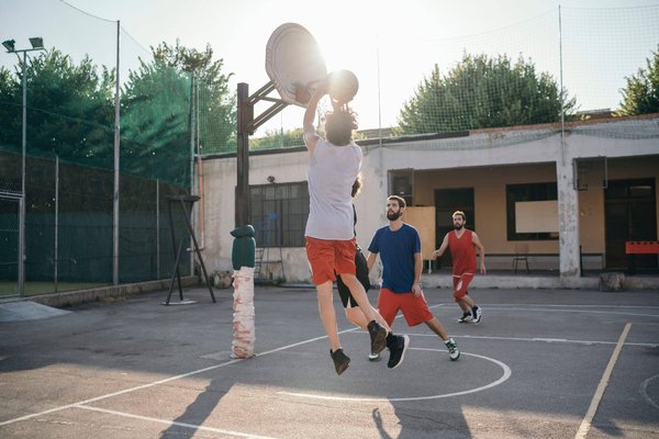Quels sont les meilleurs exercices de basket pour améliorer la coordination œil-main chez les enfants ?