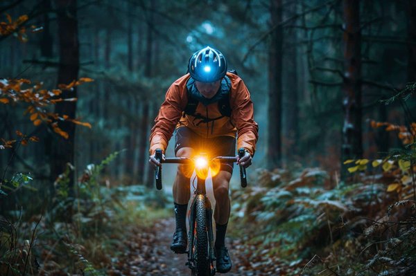 comment choisir le bon équipement d'éclairage pour le cyclisme de nuit